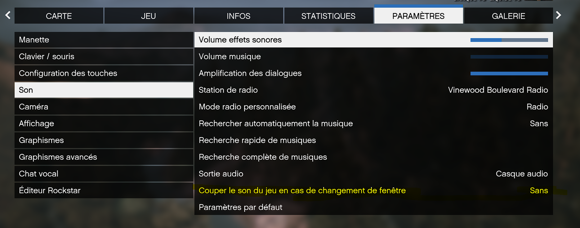Paramètres → Son : « Couper le son du jeu en cas de changement de fenêtre » sur Sans.
